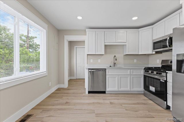 8057 Paige Avenue, Warren, MI 48089