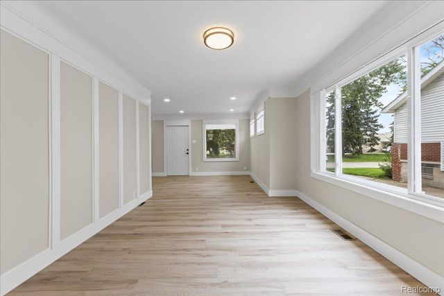 8057 Paige Avenue, Warren, MI 48089