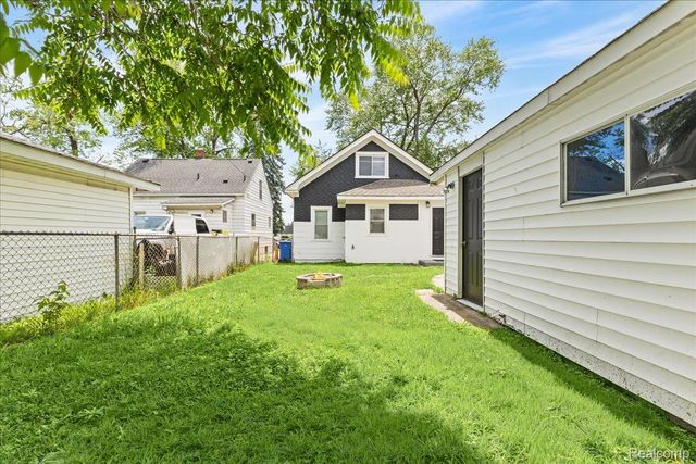 8057 Paige Avenue, Warren, MI 48089