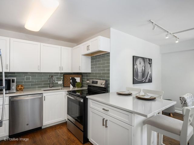 2909 N Sheridan Road 1907, Chicago, IL 60657