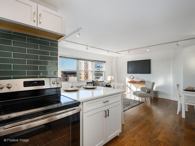 2909 N Sheridan Road 1907, Chicago, IL 60657