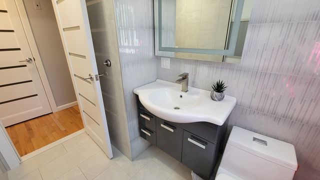 31 Hunnewell St 31, Needham, MA 02494