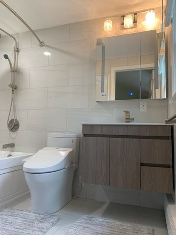 31 Hunnewell St 31, Needham, MA 02494