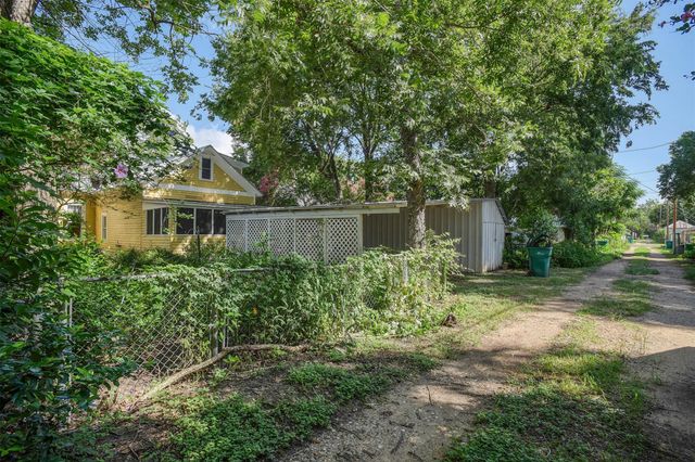 602 Mills ST, Smithville, TX 78957