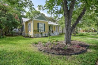 602 Mills ST, Smithville, TX 78957