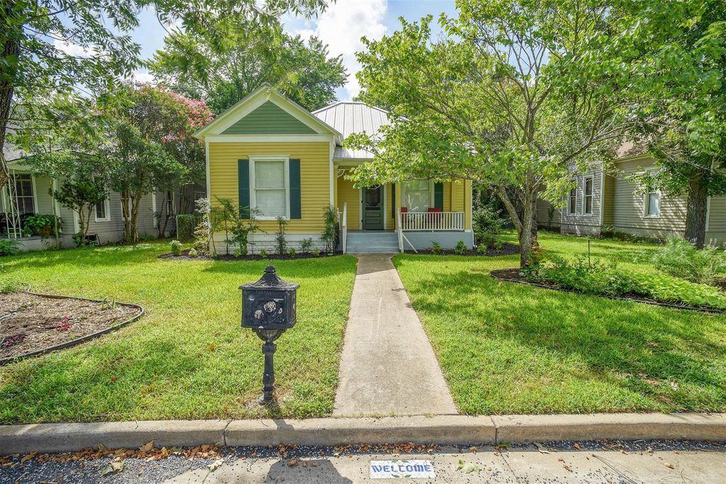 602 Mills ST, Smithville, TX 78957