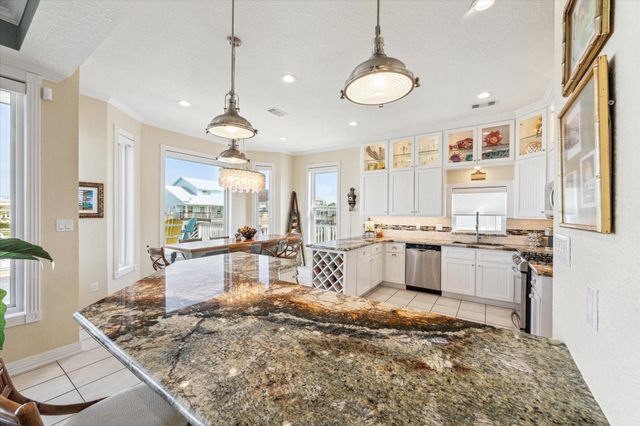 102 Bamaku Bend, Tiki Island, TX 77554