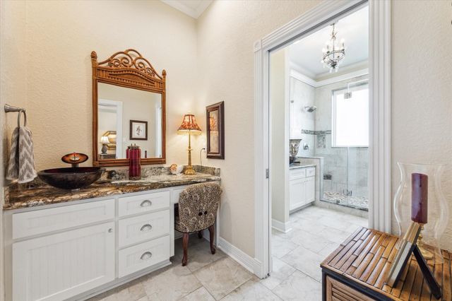 102 Bamaku Bend, Tiki Island, TX 77554