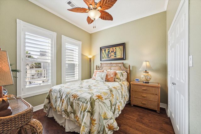 102 Bamaku Bend, Tiki Island, TX 77554