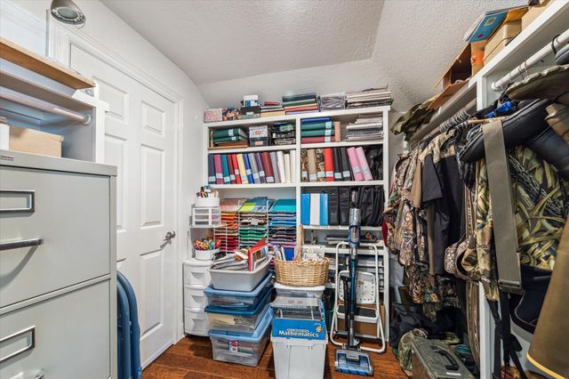 102 Bamaku Bend, Tiki Island, TX 77554