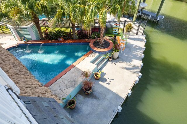 102 Bamaku Bend, Tiki Island, TX 77554