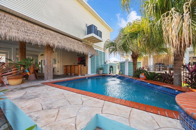 102 Bamaku Bend, Tiki Island, TX 77554