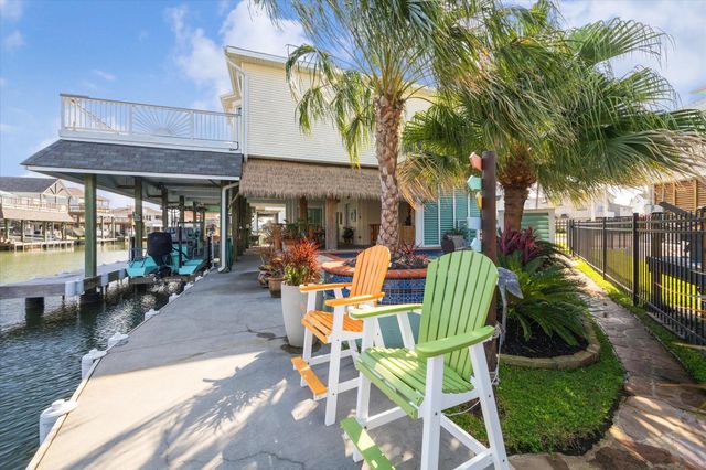 102 Bamaku Bend, Tiki Island, TX 77554