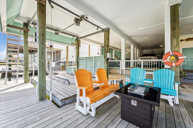 102 Bamaku Bend, Tiki Island, TX 77554