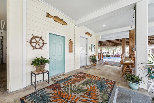 102 Bamaku Bend, Tiki Island, TX 77554