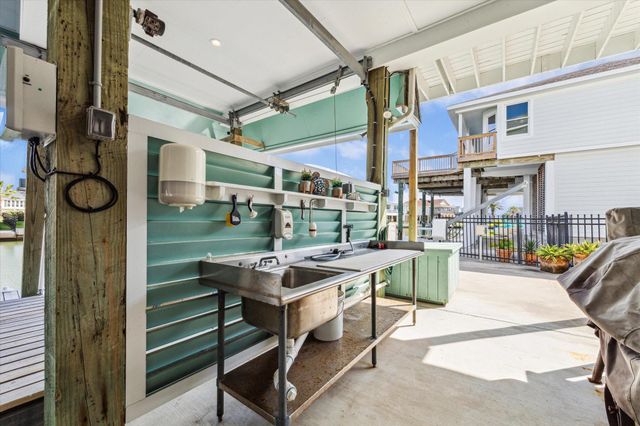 102 Bamaku Bend, Tiki Island, TX 77554