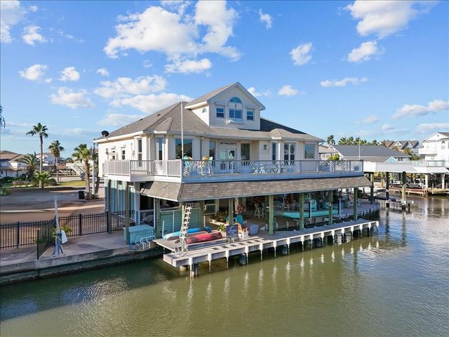 102 Bamaku Bend, Tiki Island, TX 77554