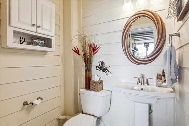 102 Bamaku Bend, Tiki Island, TX 77554