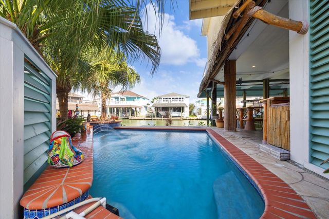 102 Bamaku Bend, Tiki Island, TX 77554