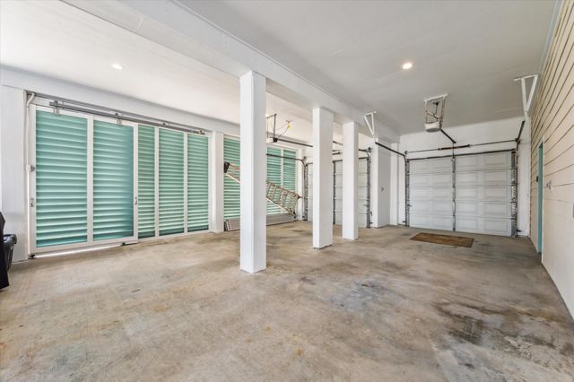 102 Bamaku Bend, Tiki Island, TX 77554