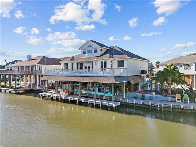 102 Bamaku Bend, Tiki Island, TX 77554