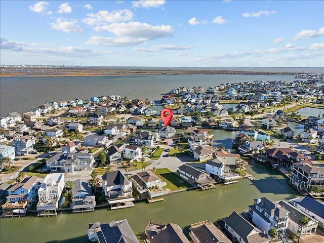 102 Bamaku Bend, Tiki Island, TX 77554