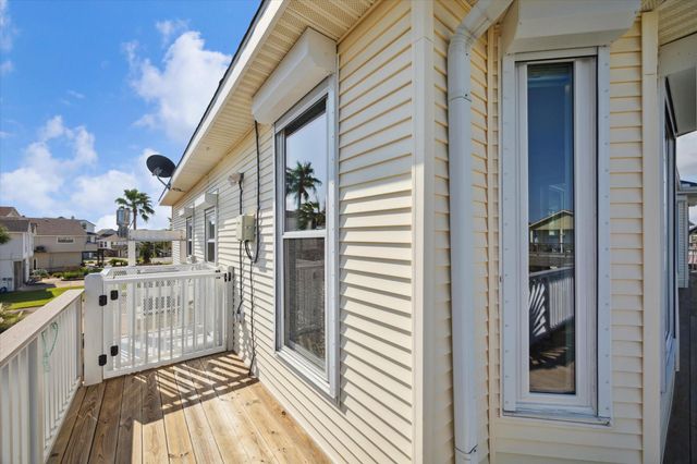 102 Bamaku Bend, Tiki Island, TX 77554