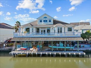 102 Bamaku Bend, Tiki Island, TX 77554