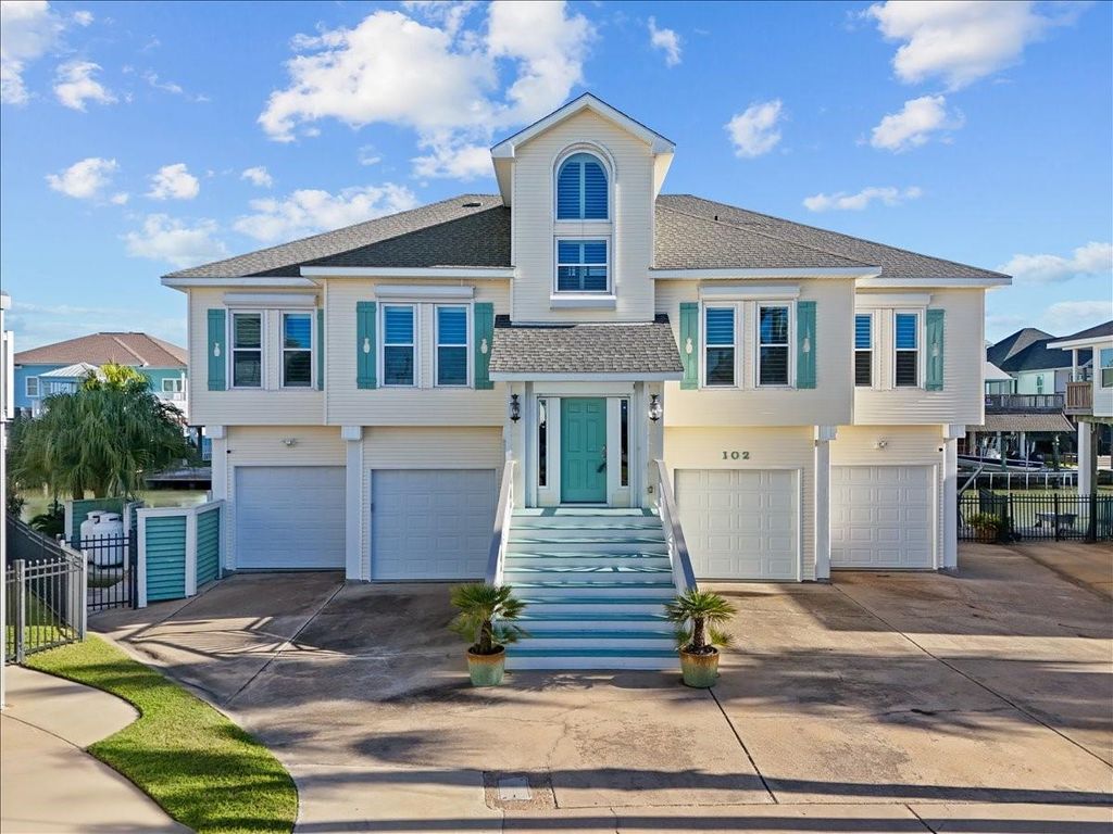 102 Bamaku Bend, Tiki Island, TX 77554