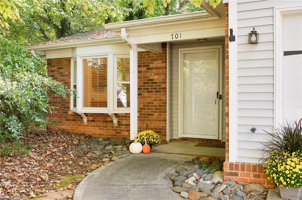 701 Woodbury Knolls Drive, Winston-salem, NC 27104