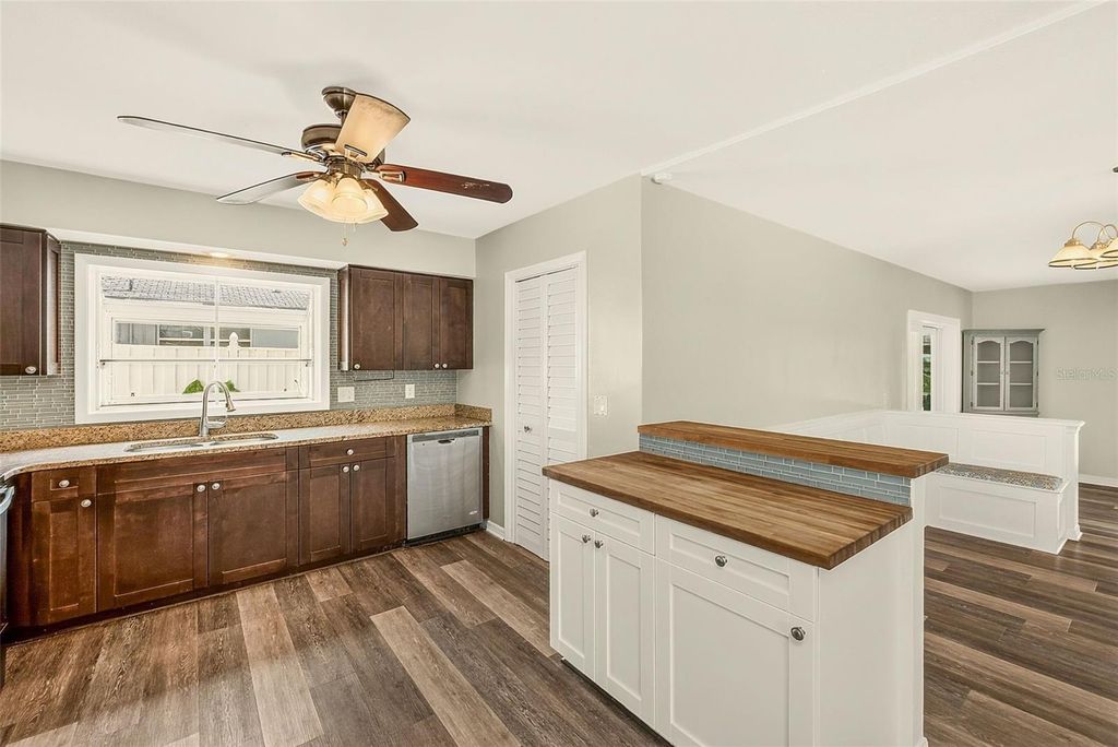 Image 13 of property listing at 809 JACARANDA DRIVE, Largo, FL 33770