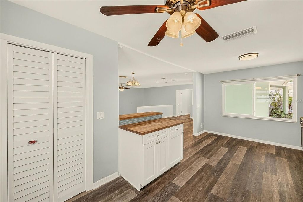 Image 16 of property listing at 809 JACARANDA DRIVE, Largo, FL 33770