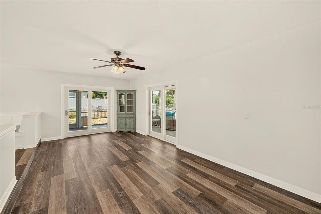 Image 18 of property listing at 809 JACARANDA DRIVE, Largo, FL 33770