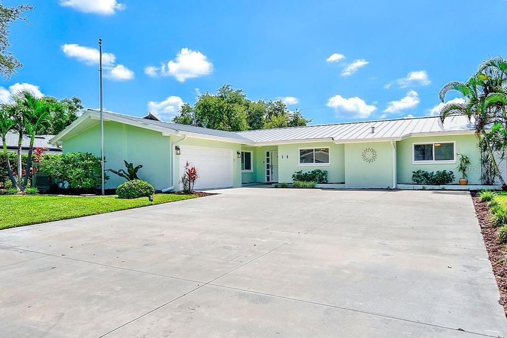 Image 33 of property listing at 809 JACARANDA DRIVE, Largo, FL 33770