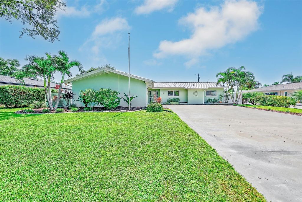 Image 34 of property listing at 809 JACARANDA DRIVE, Largo, FL 33770