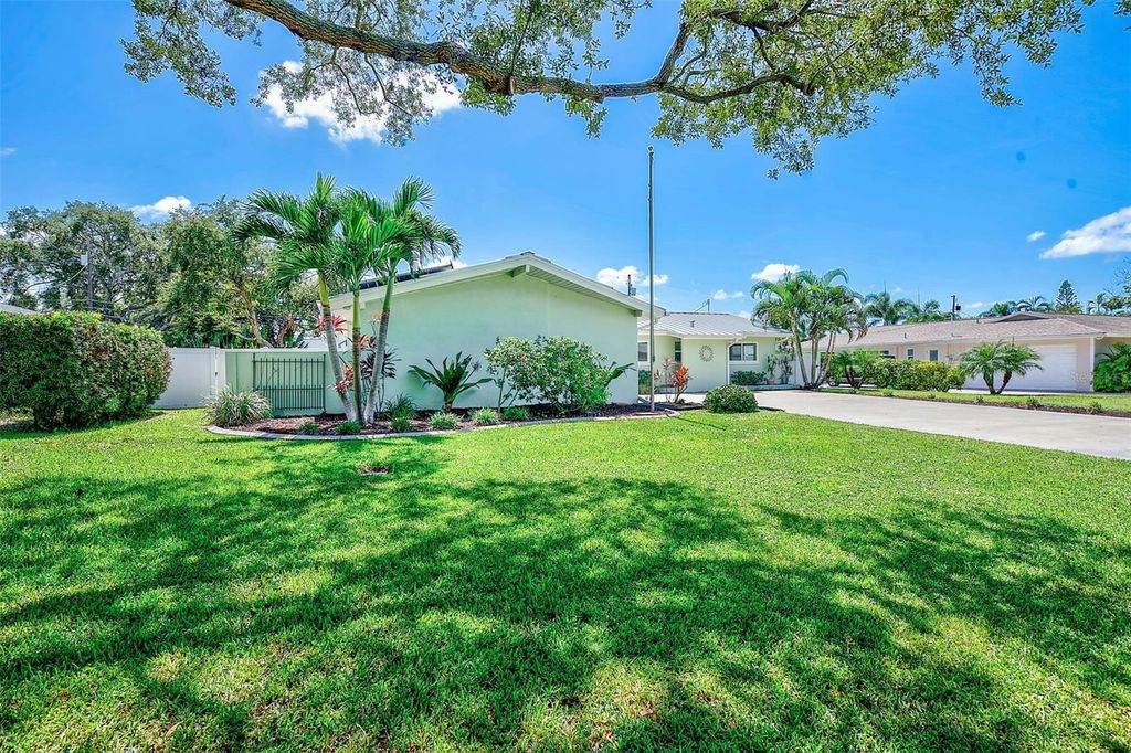Image 35 of property listing at 809 JACARANDA DRIVE, Largo, FL 33770