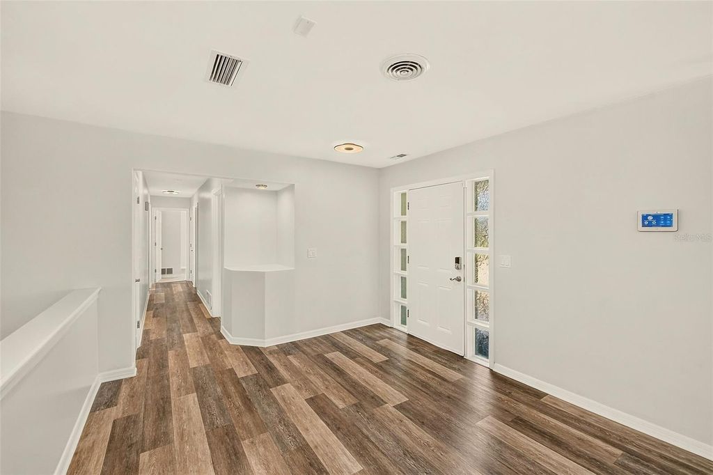 Image 5 of property listing at 809 JACARANDA DRIVE, Largo, FL 33770