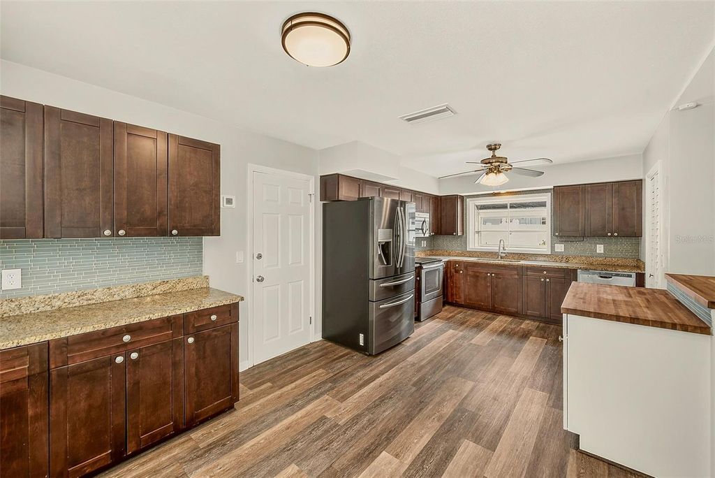 Image 10 of property listing at 809 JACARANDA DRIVE, Largo, FL 33770