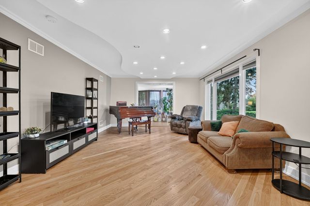 75 N 2nd Avenue, Des Plaines, IL 60016