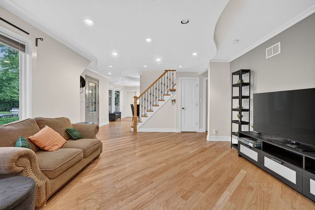 75 N 2nd Avenue, Des Plaines, IL 60016