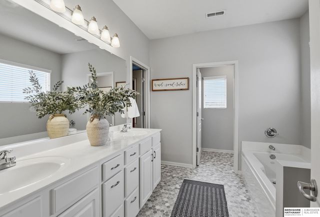 4921 N 161 Street, Omaha, NE 68116