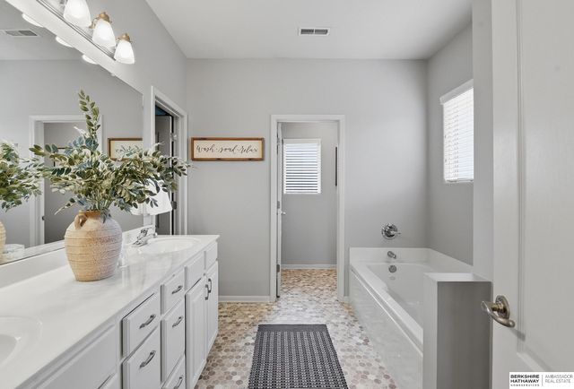 4921 N 161 Street, Omaha, NE 68116