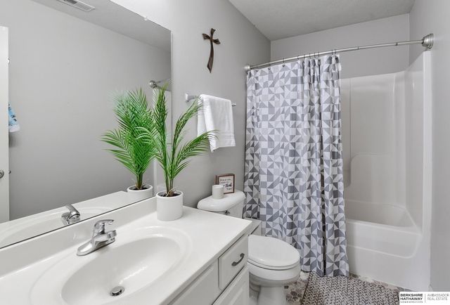 4921 N 161 Street, Omaha, NE 68116