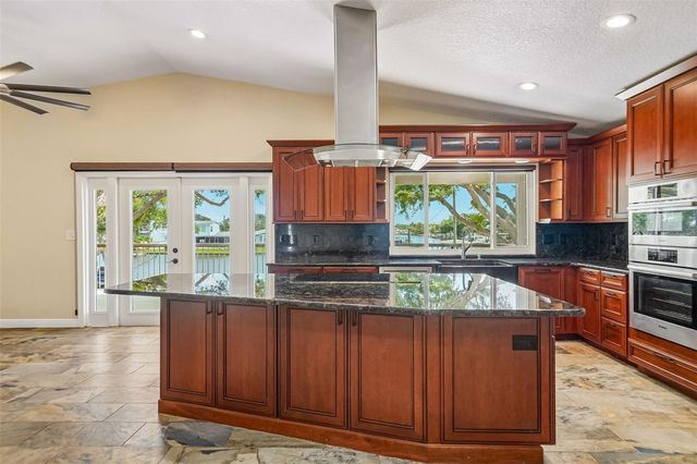 300 90TH AVENUE NE, St Petersburg, FL 33702
