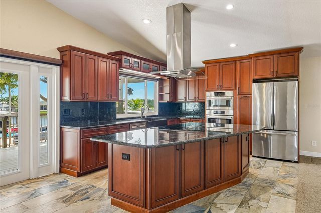 300 90TH AVENUE NE, St Petersburg, FL 33702