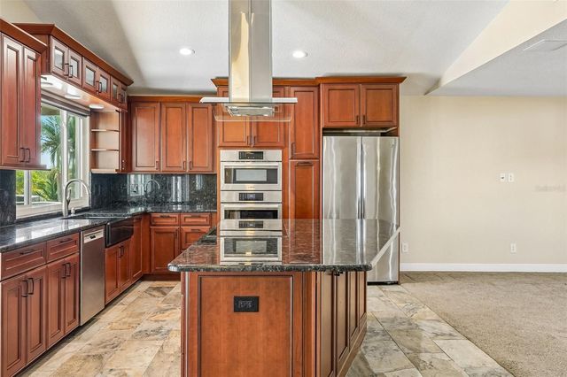 300 90TH AVENUE NE, St Petersburg, FL 33702