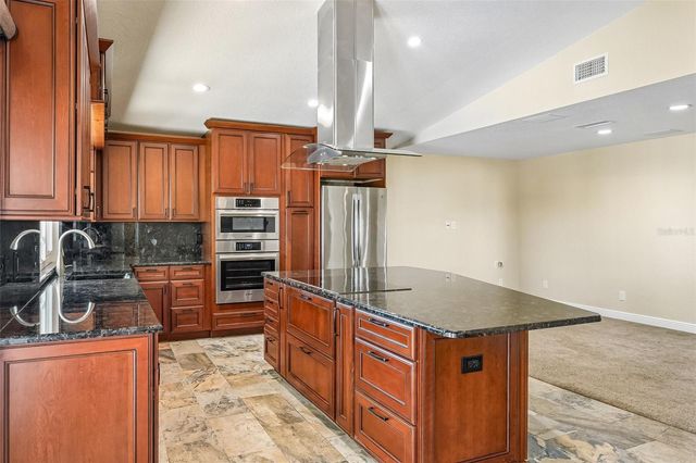 300 90TH AVENUE NE, St Petersburg, FL 33702