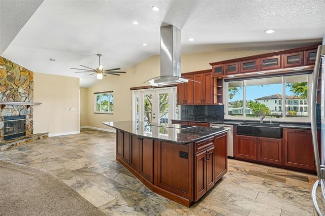 300 90TH AVENUE NE, St Petersburg, FL 33702