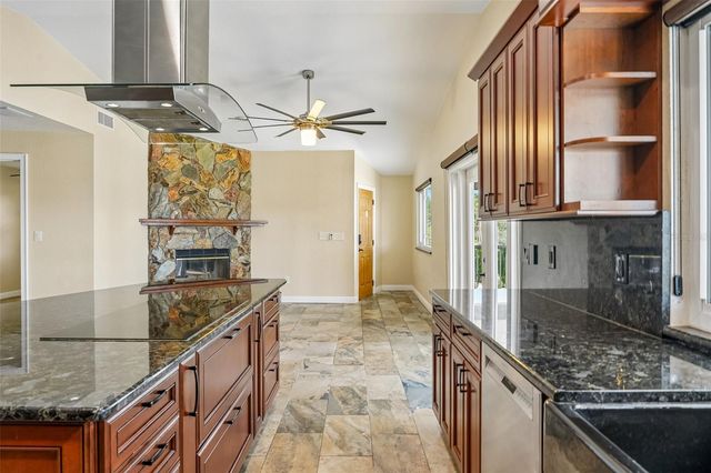 300 90TH AVENUE NE, St Petersburg, FL 33702