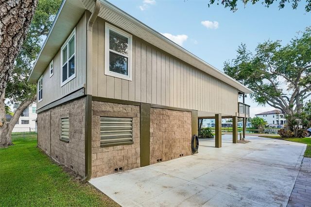 300 90TH AVENUE NE, St Petersburg, FL 33702